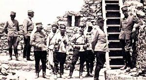 1717- Meridja - Pres de Colomb-Bechar - Officiers2 devant un Bastion